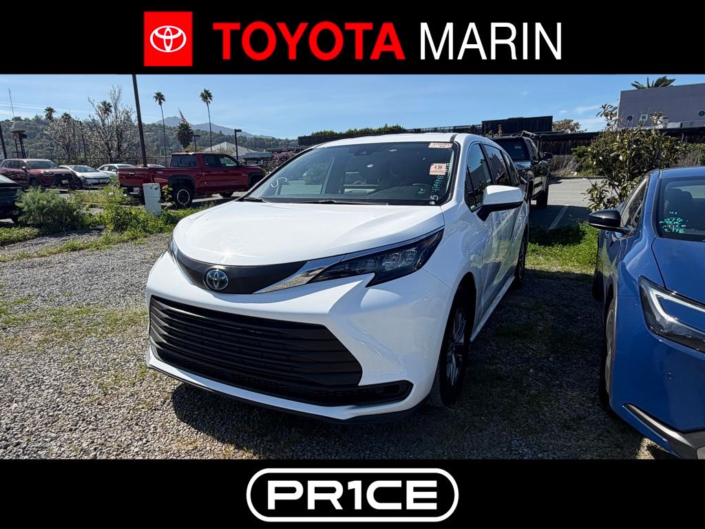 2025 Toyota Sienna LE 8-Passenger FWD