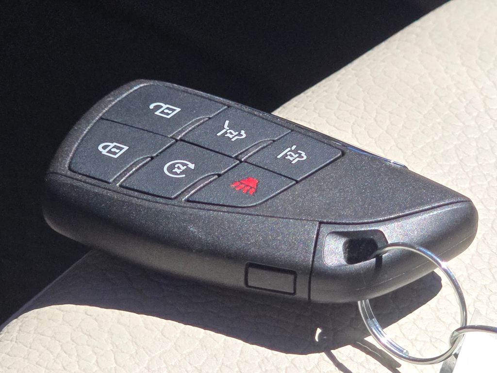 Used 2022 White GMC Denali image 40