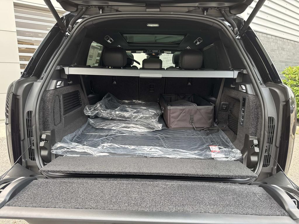New 2026 Black Land Rover SE image 6