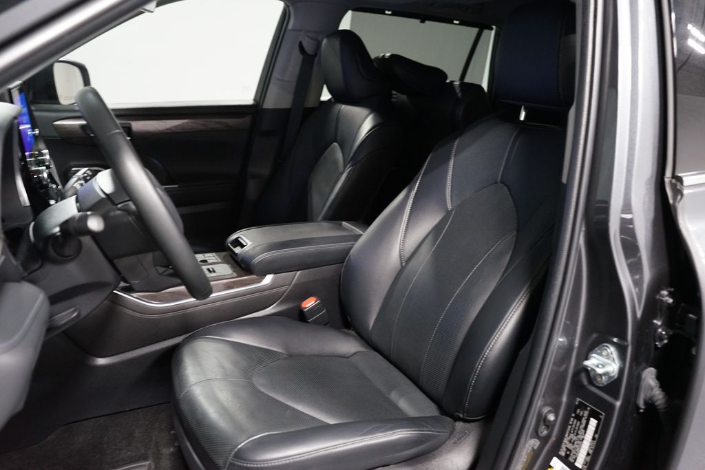 Thumbnail: 2023 Toyota Highlander - 6