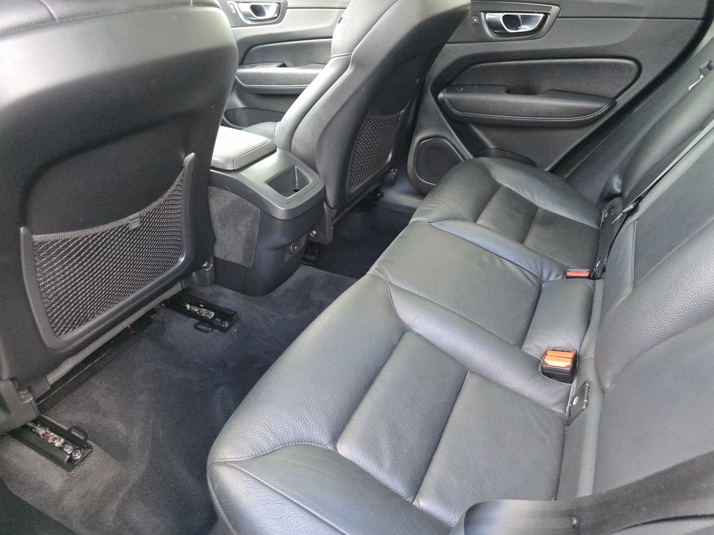 2021 Volvo XC60 T5 Momentum photo 14