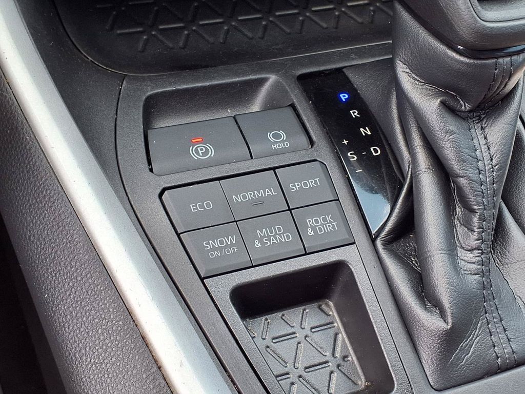 2022 Toyota RAV4 XLE - Photo 27