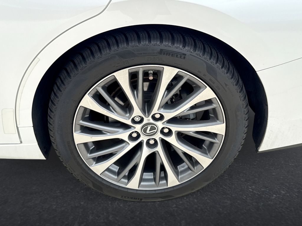 Thumbnail: 2020 Lexus ES - 31