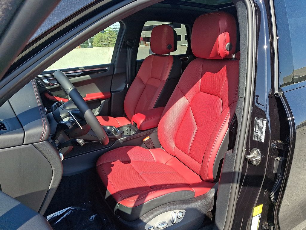 Thumbnail: 2026 Porsche Macan - 5