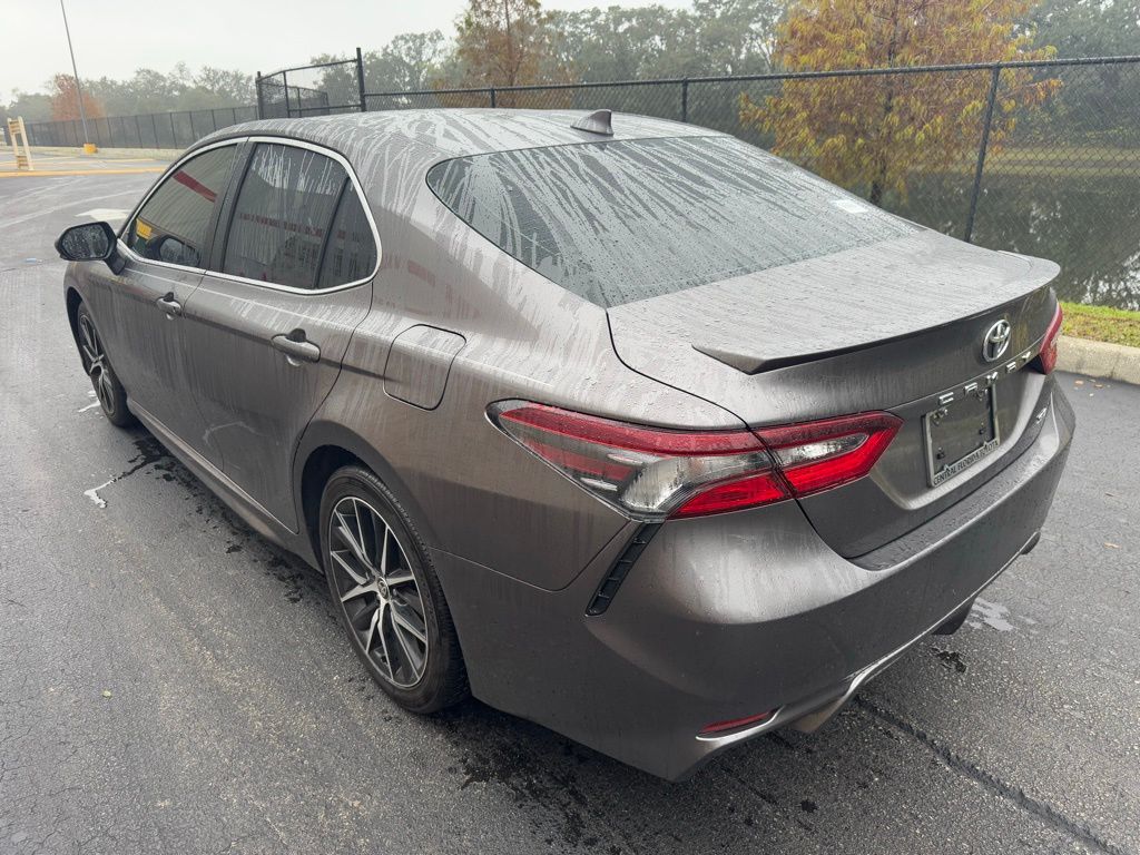 2022 Toyota Camry SE 3