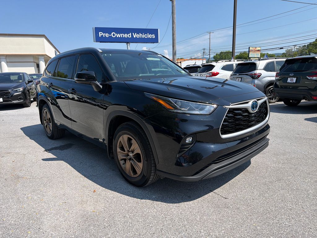  2022 Toyota Highlander Hybrid Bronze Edition AWD   