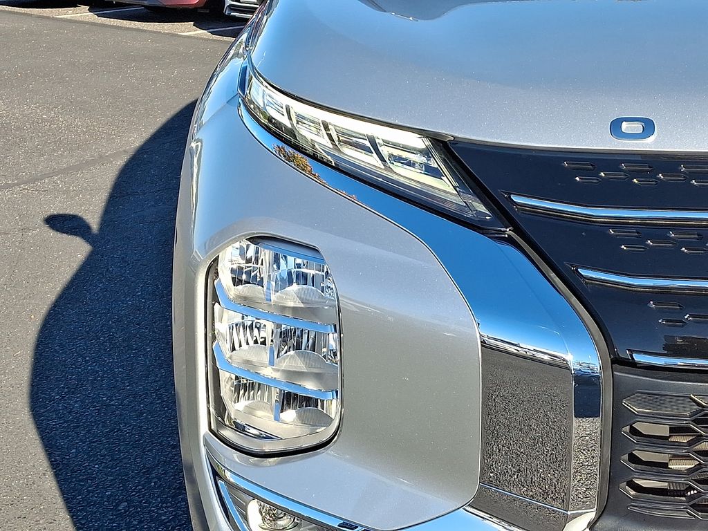 Thumbnail: 2022 Mitsubishi Outlander - 9