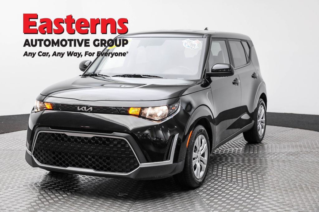 2023 Kia Soul LX's photo