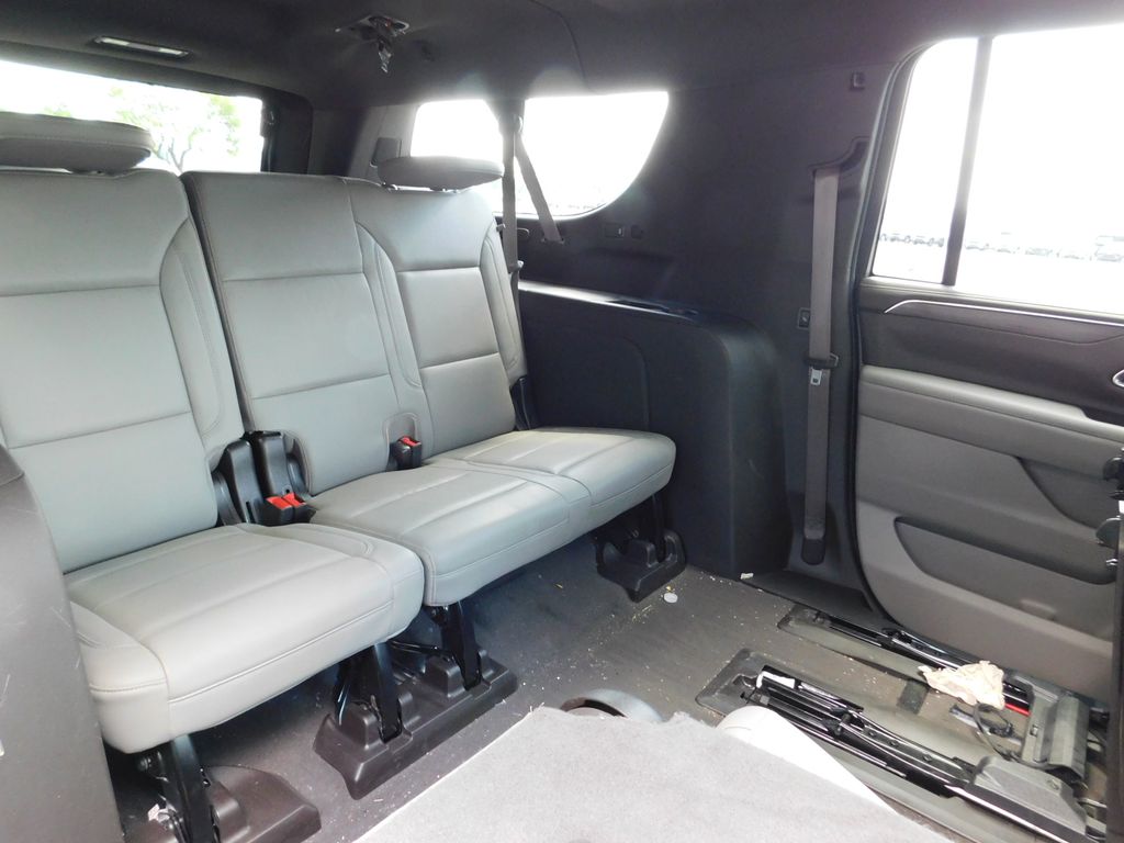 2023 Chevrolet Suburban LT 5