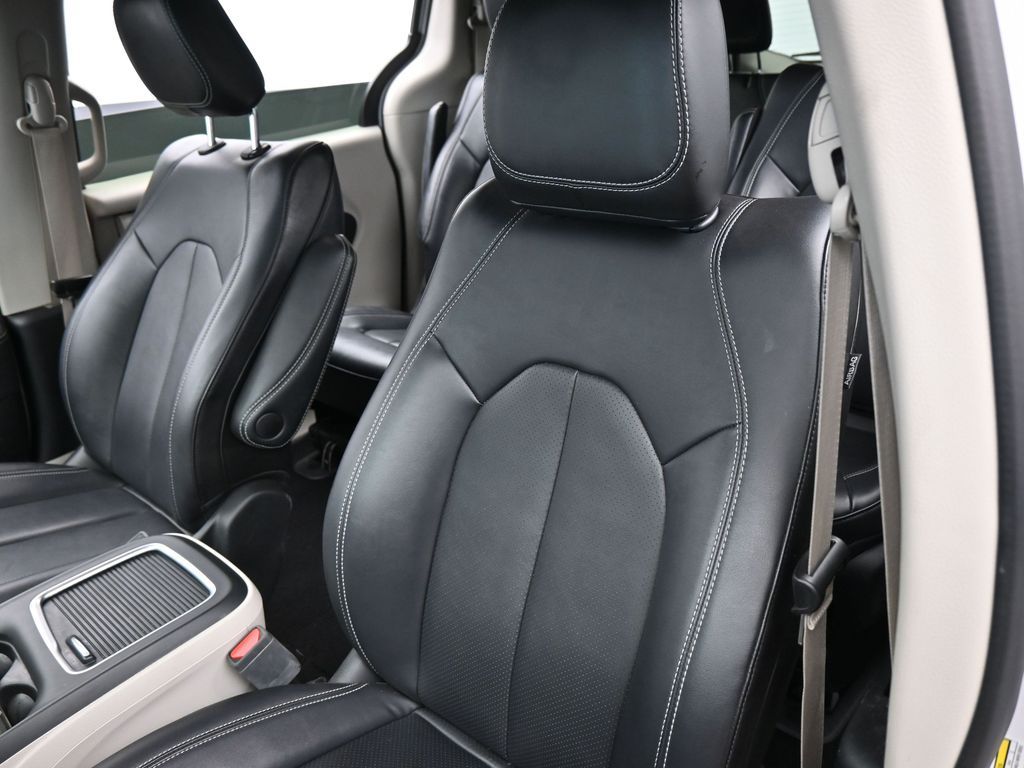 Used 2024 Bright White Clearcoat Chrysler Select image 12