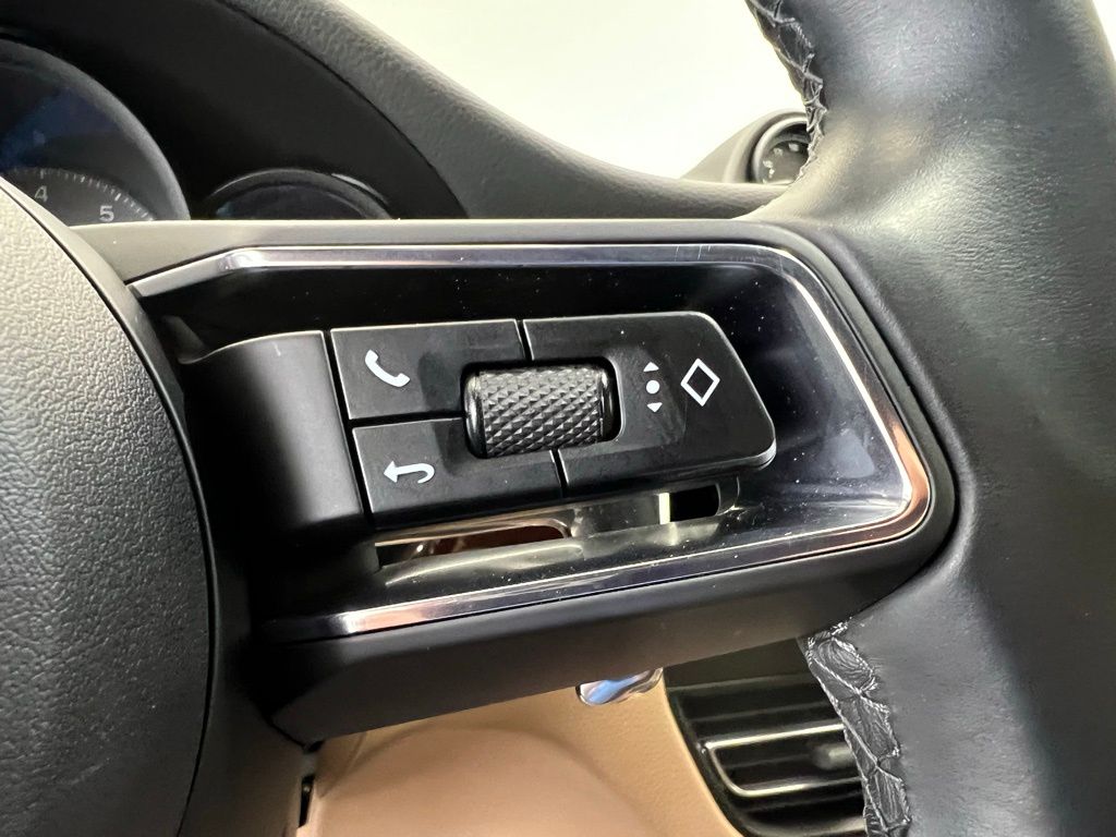 2022 Porsche Macan S 8
