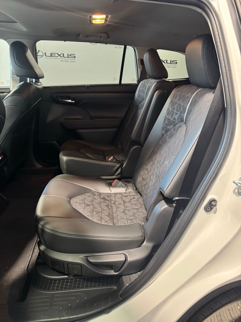 Thumbnail: 2025 Toyota Highlander - 32