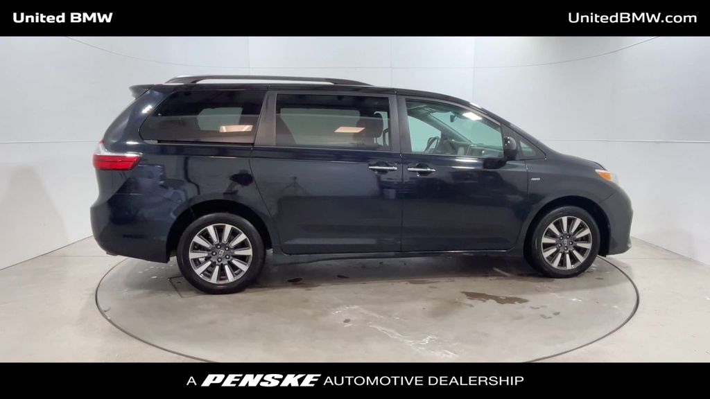 2018 Toyota Sienna XLE 9