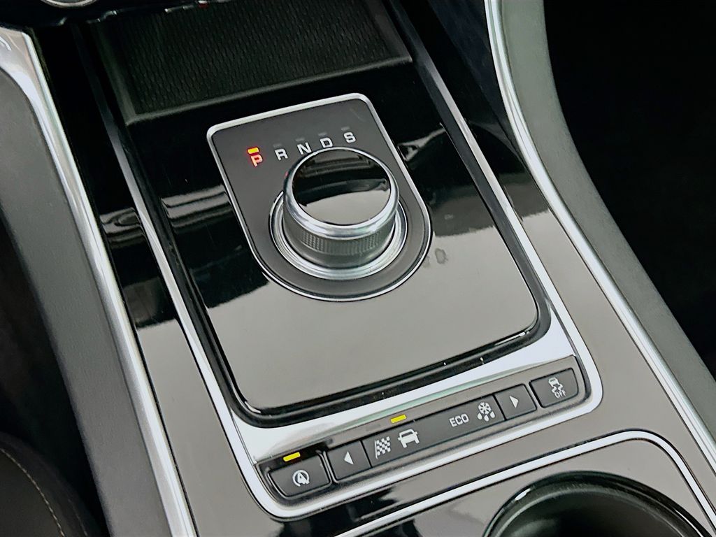 2017 Jaguar XE Prestige 17