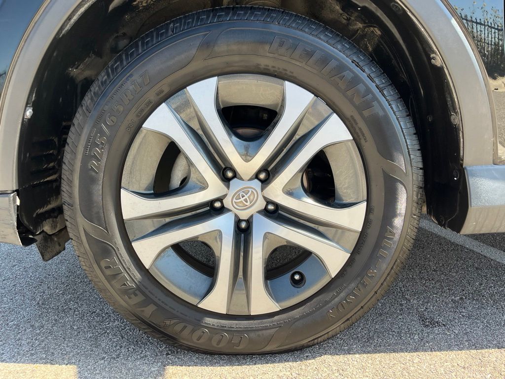 Thumbnail: 2018 Toyota RAV4 - 10