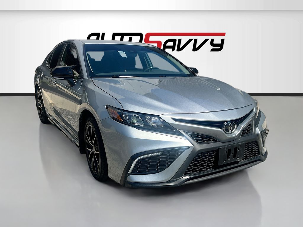 2024 Toyota Camry SE's photo