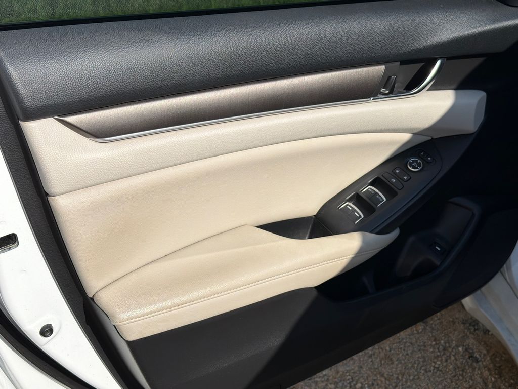 Used 2022 White Honda LX image 10