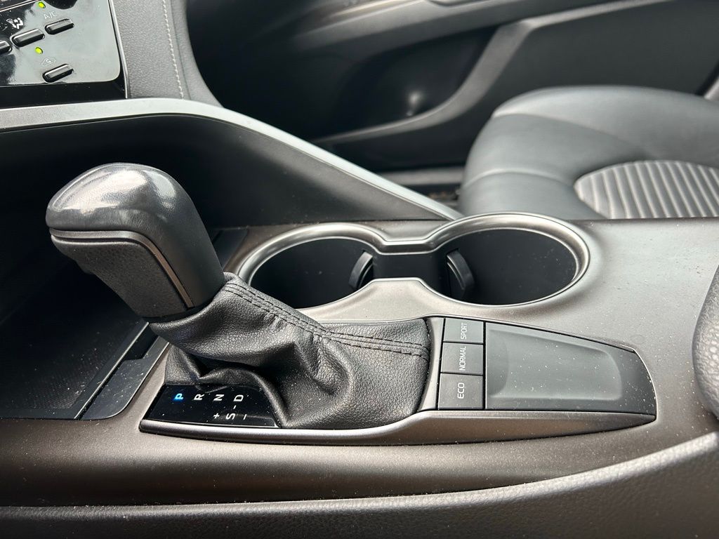 2022 Toyota Camry SE 24