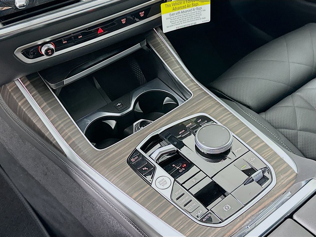 Thumbnail: 2026 BMW X7 - 15