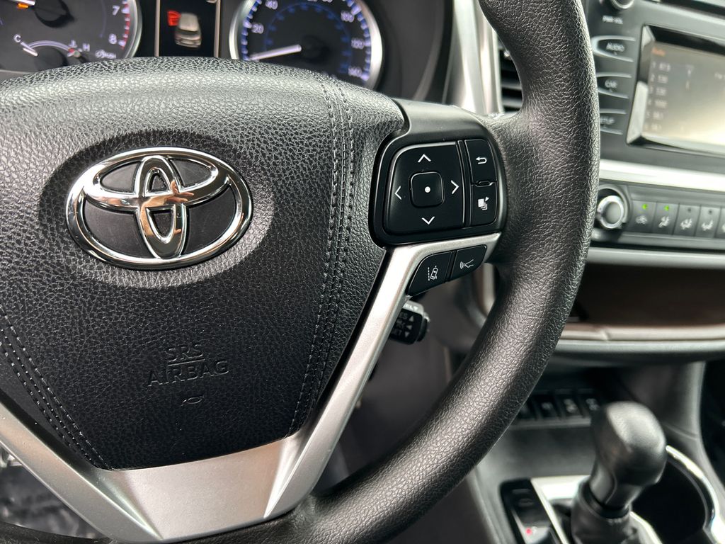 2017 Toyota Highlander LE 14