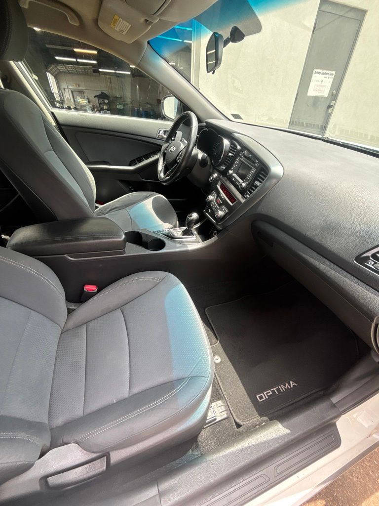 Used 2013 White Kia LX image 24