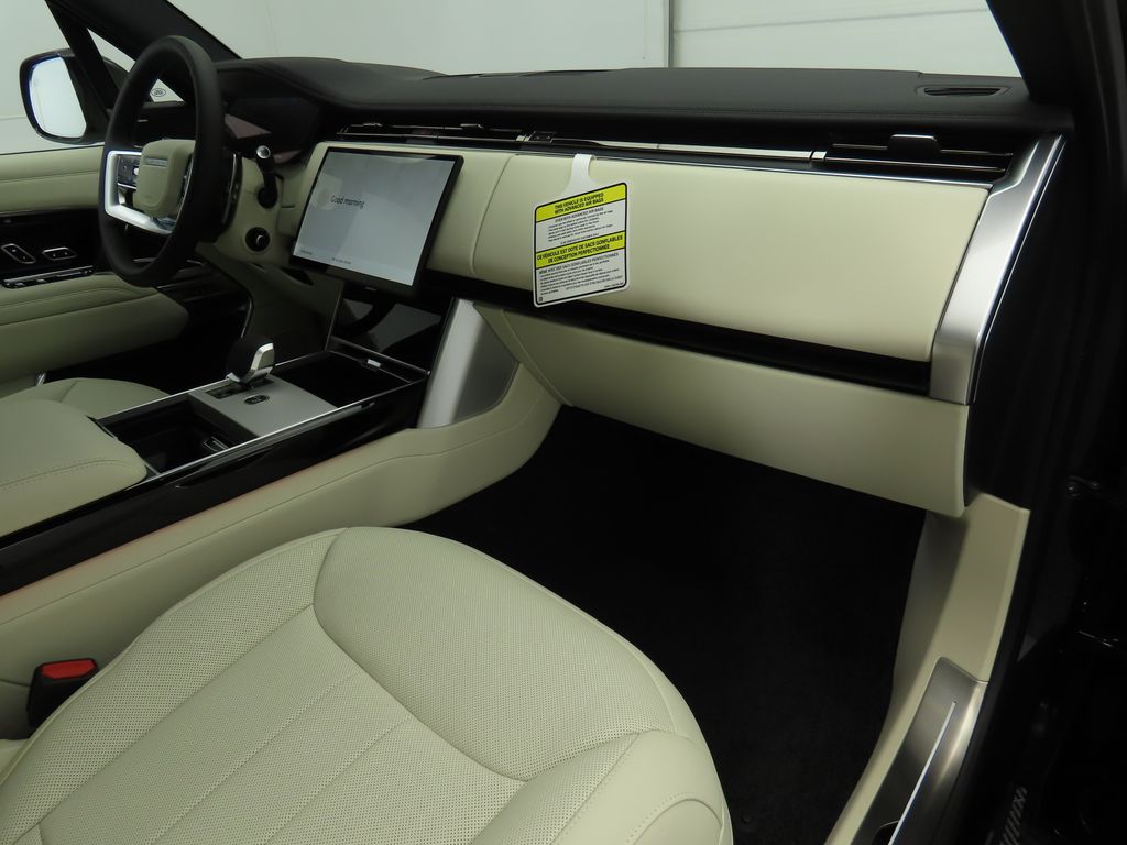 2025 Land Rover Range Rover SE 19