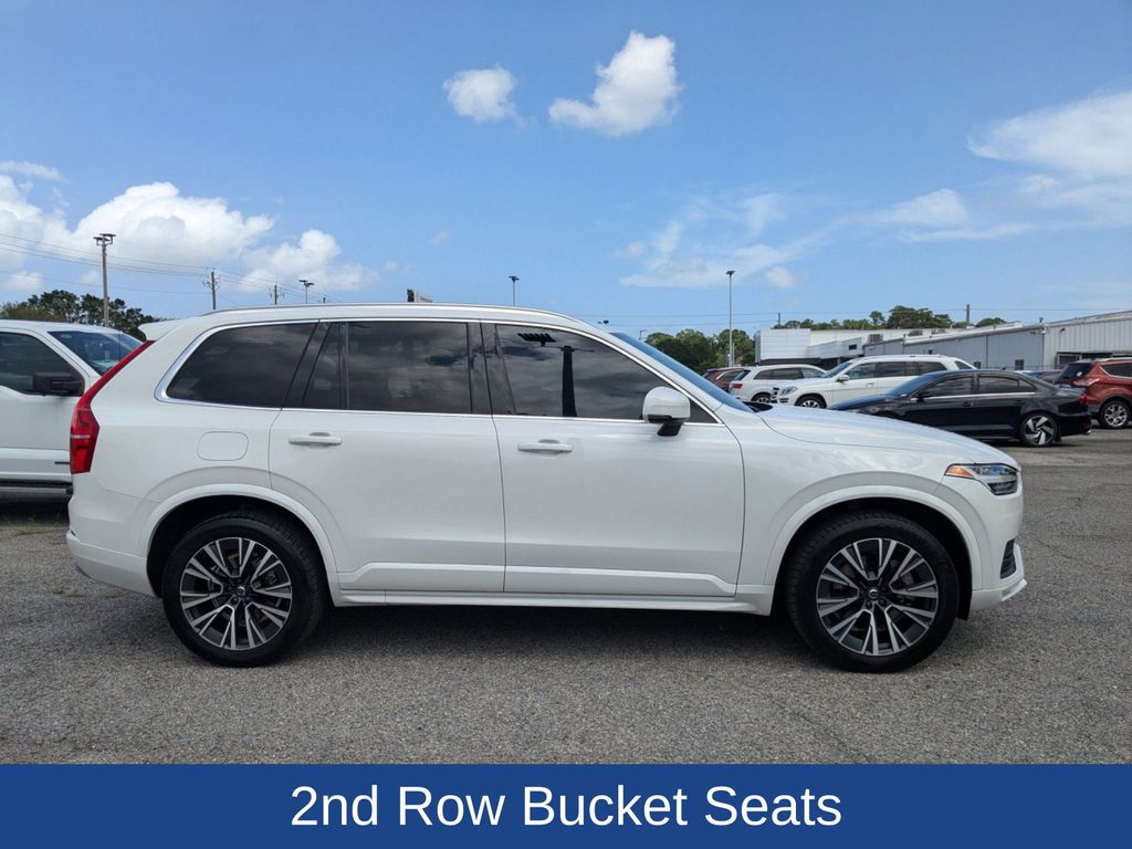 2022 Volvo XC90 T6 Momentum 6-Passenger