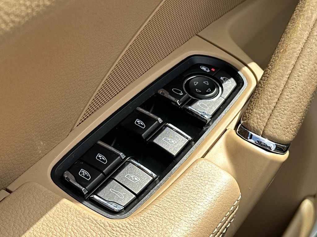 Thumbnail: 2014 Porsche Cayenne - 32