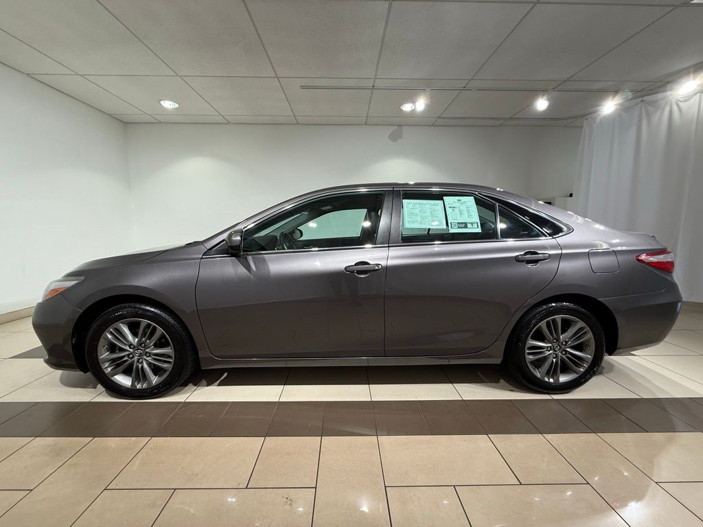 2017 Toyota Camry SE 2