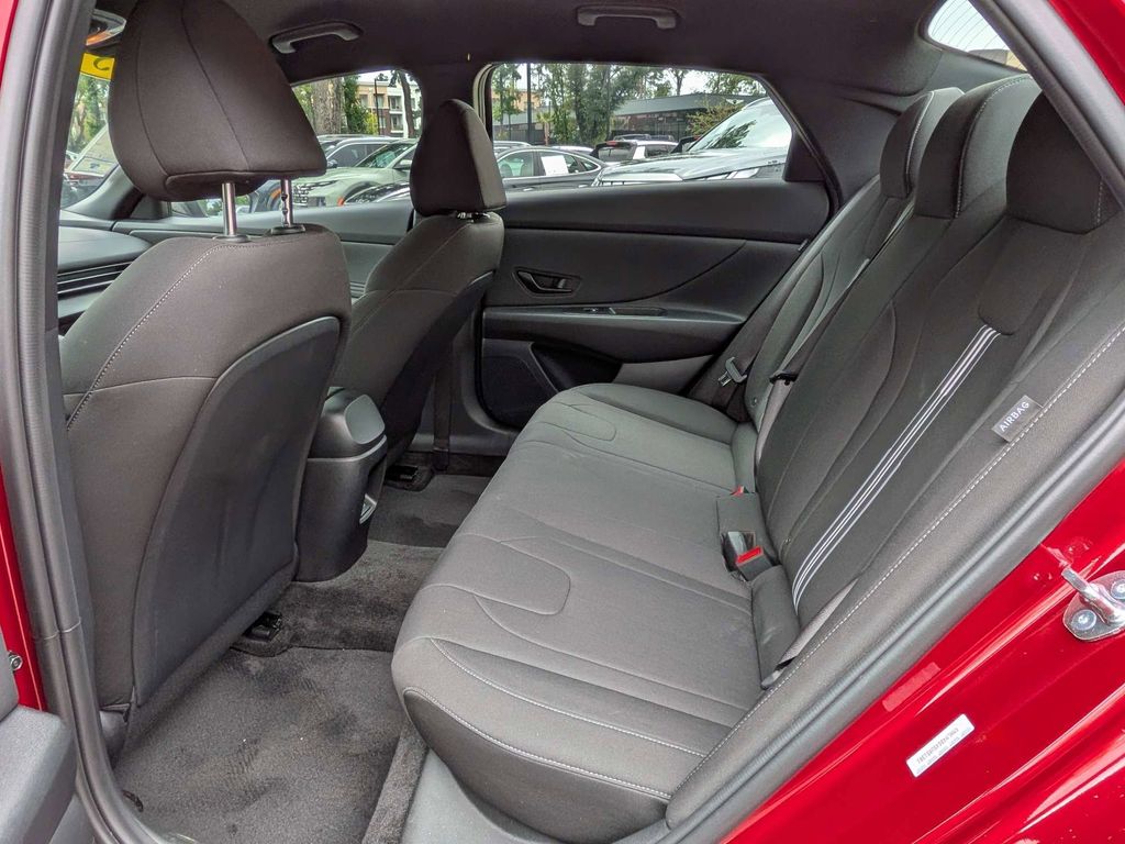 2025 Hyundai Elantra SEL - Photo 15