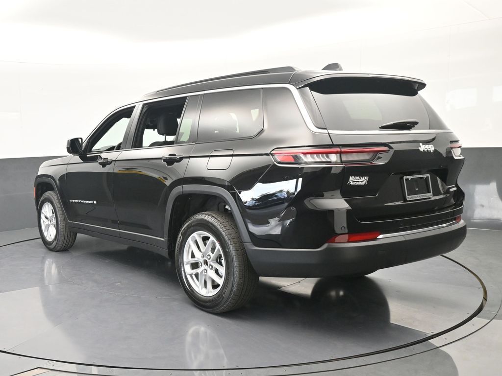 New 2026 Diamond Black Crystal Pearlcoat Jeep Laredo image 4