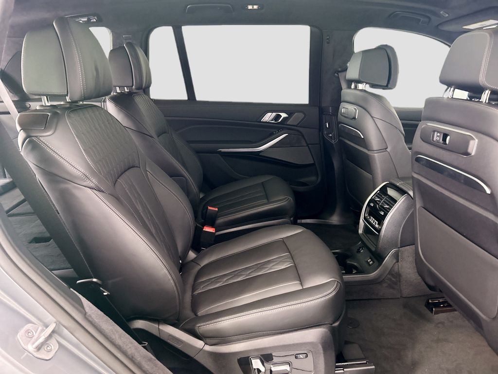 Thumbnail: 2027 BMW X7 - 21