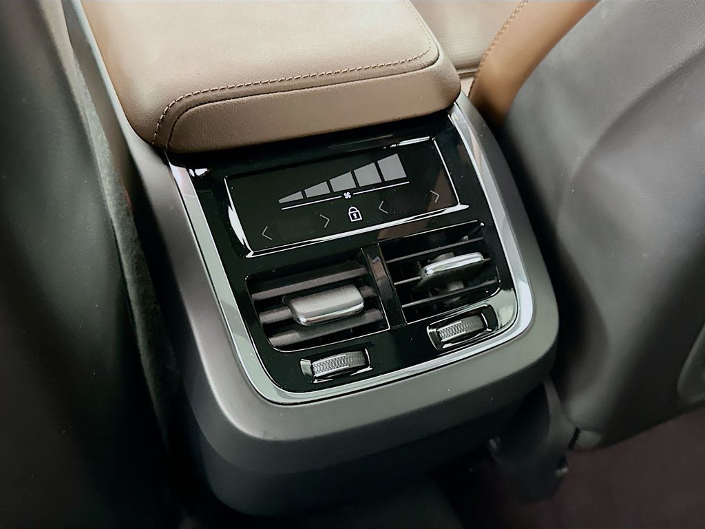 2022 Volvo XC60 B5 Inscription 25