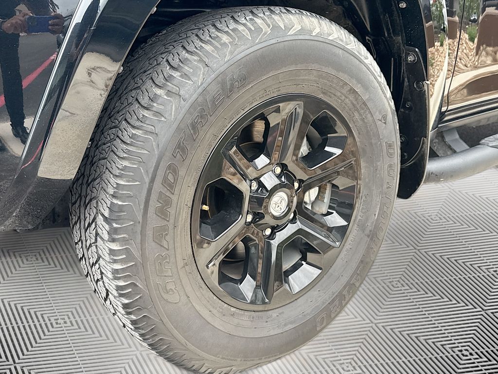 2022 Toyota 4Runner SR5 32