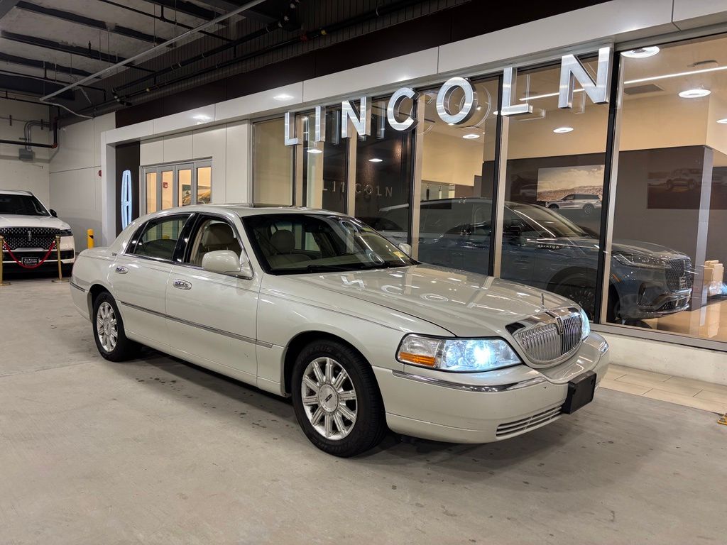 2006 Lincoln Town Car Sedan Rear-Wheel Drive 4-Speed Automatic Overdrive