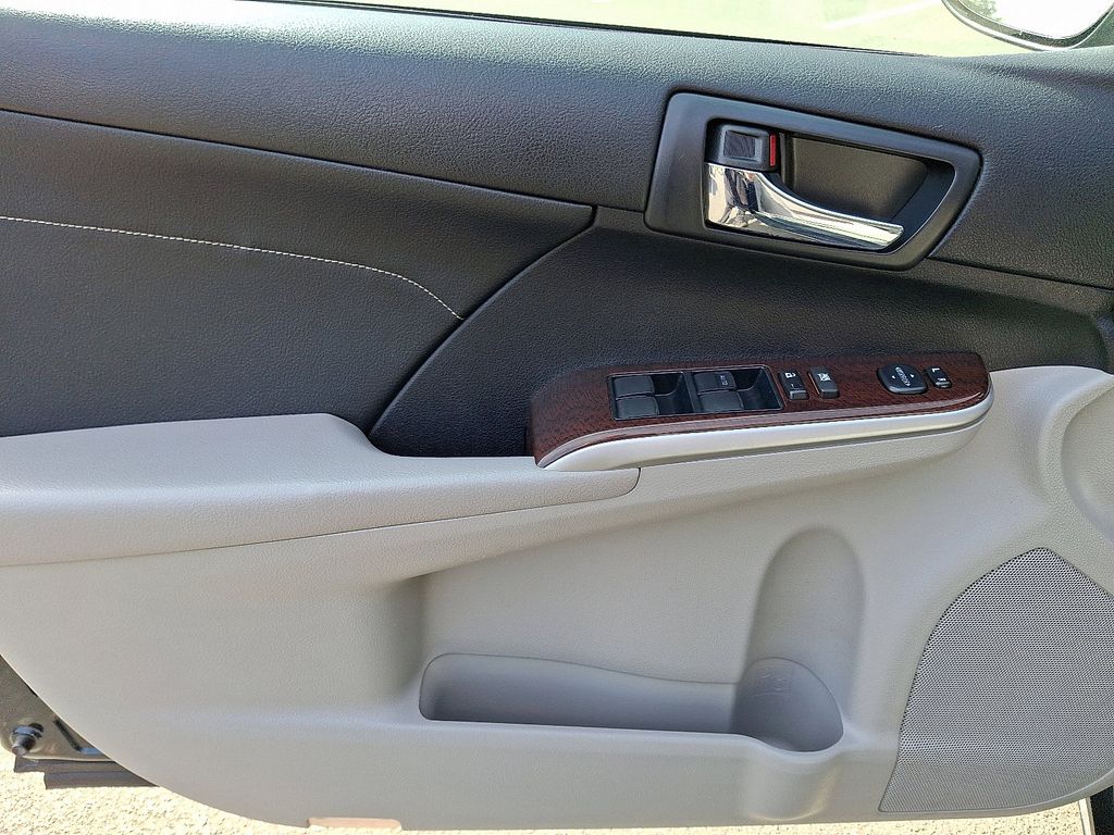 2014 Toyota Camry XLE 12