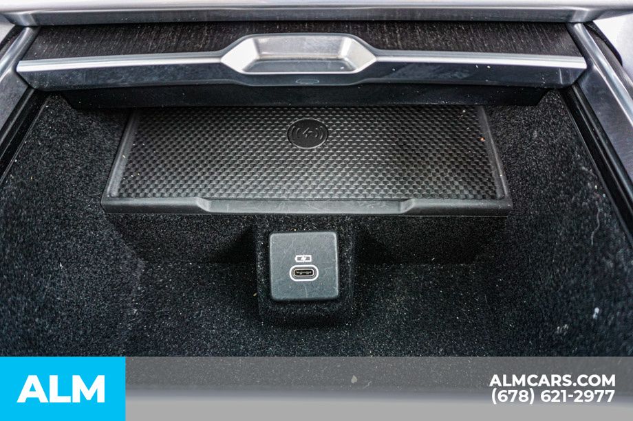 Used 2024 White Land Rover SE image 42