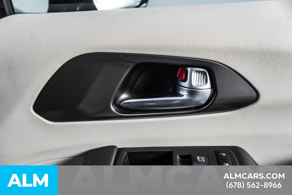 Used 2024 Black Chrysler Select image 45
