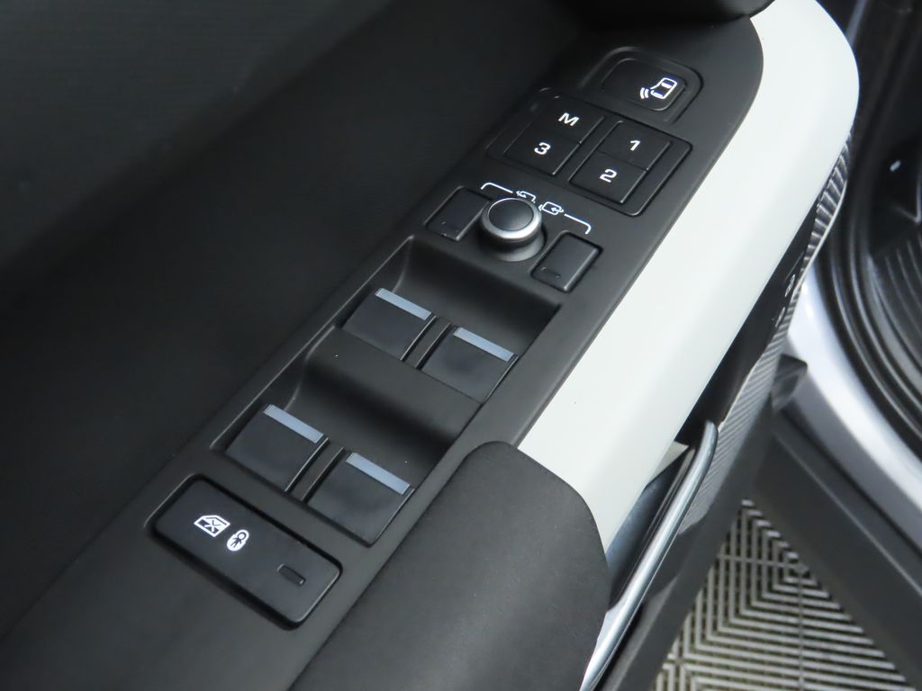 Thumbnail: 2022 Land Rover Defender - 23