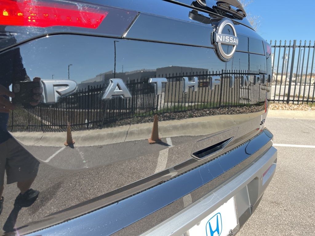 Thumbnail: 2024 Nissan Pathfinder - 8