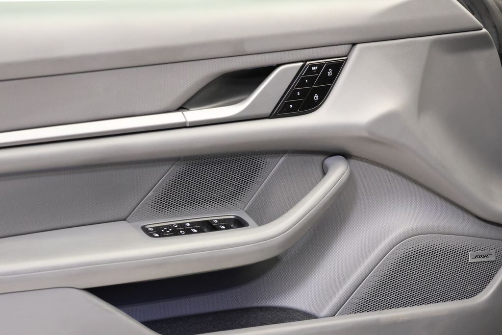 Thumbnail: 2021 Porsche Taycan - 27