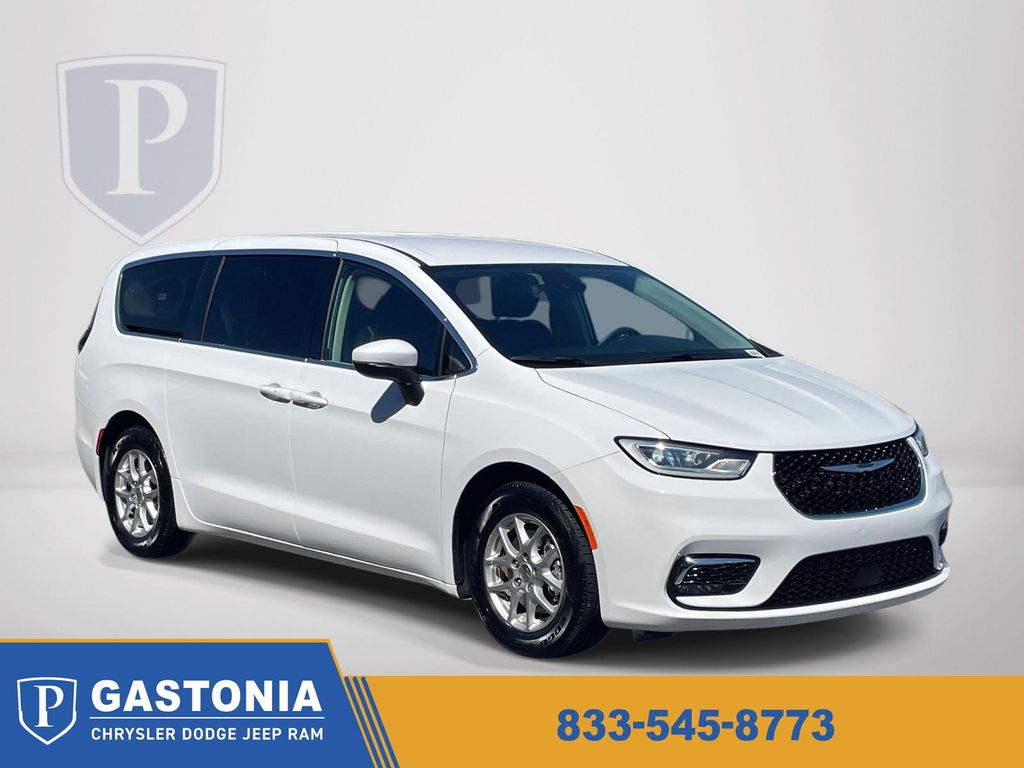 2023 Chrysler Pacifica Touring L's photo