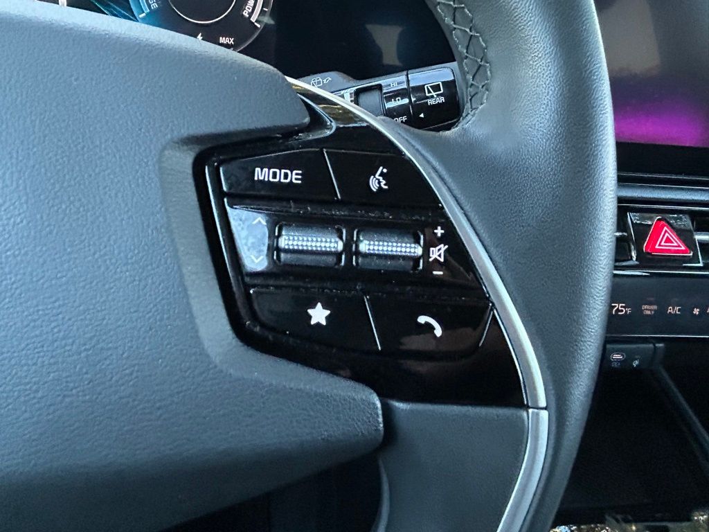 Thumbnail: 2023 Kia Niro - 18