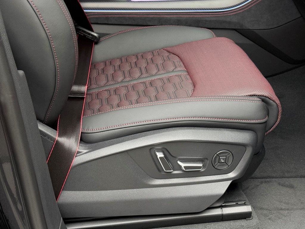 Thumbnail: 2026 Audi RS Q8 - 25