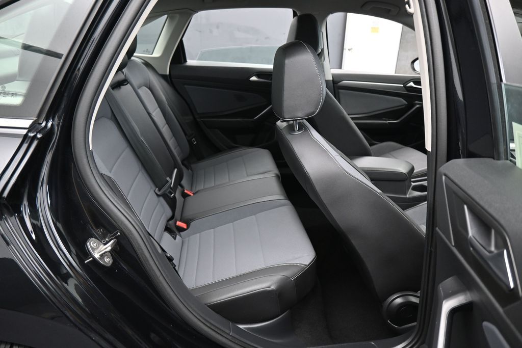 Used 2025 Black Volkswagen 1.5T SE image 35
