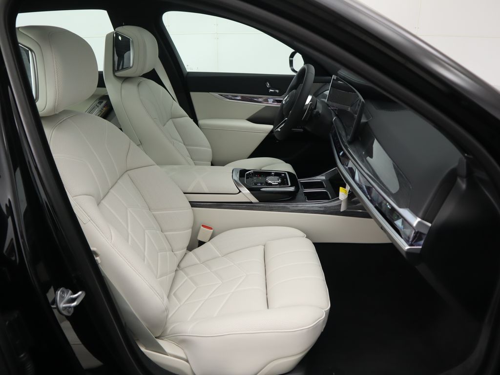 Thumbnail: 2025 BMW 7 Series - 21