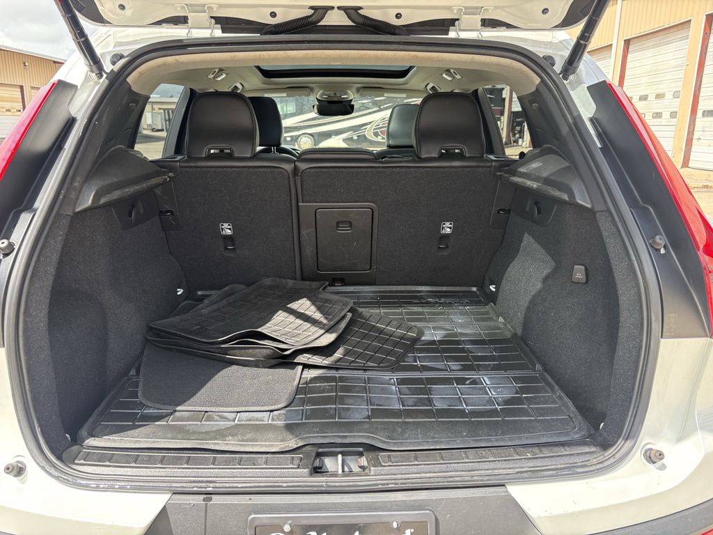 Used 2023 Crystal White Volvo B5 Plus Dark Theme image 28