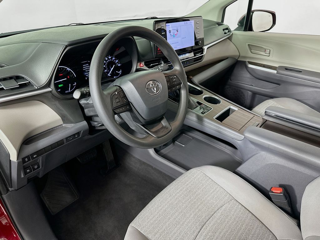 2022 Toyota Sienna LE 9