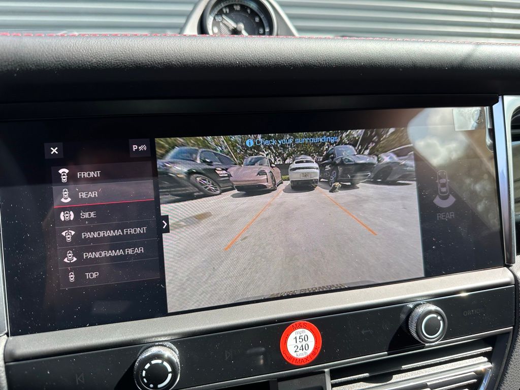 2025 Porsche Macan  27