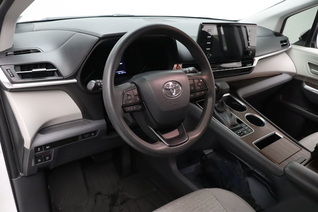 2022 Toyota Sienna LE 15